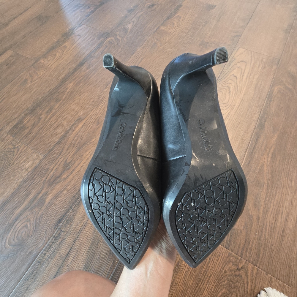 Calvin Klein Women's Black Pointed-Toe Pumps - Picture 4 of 4
